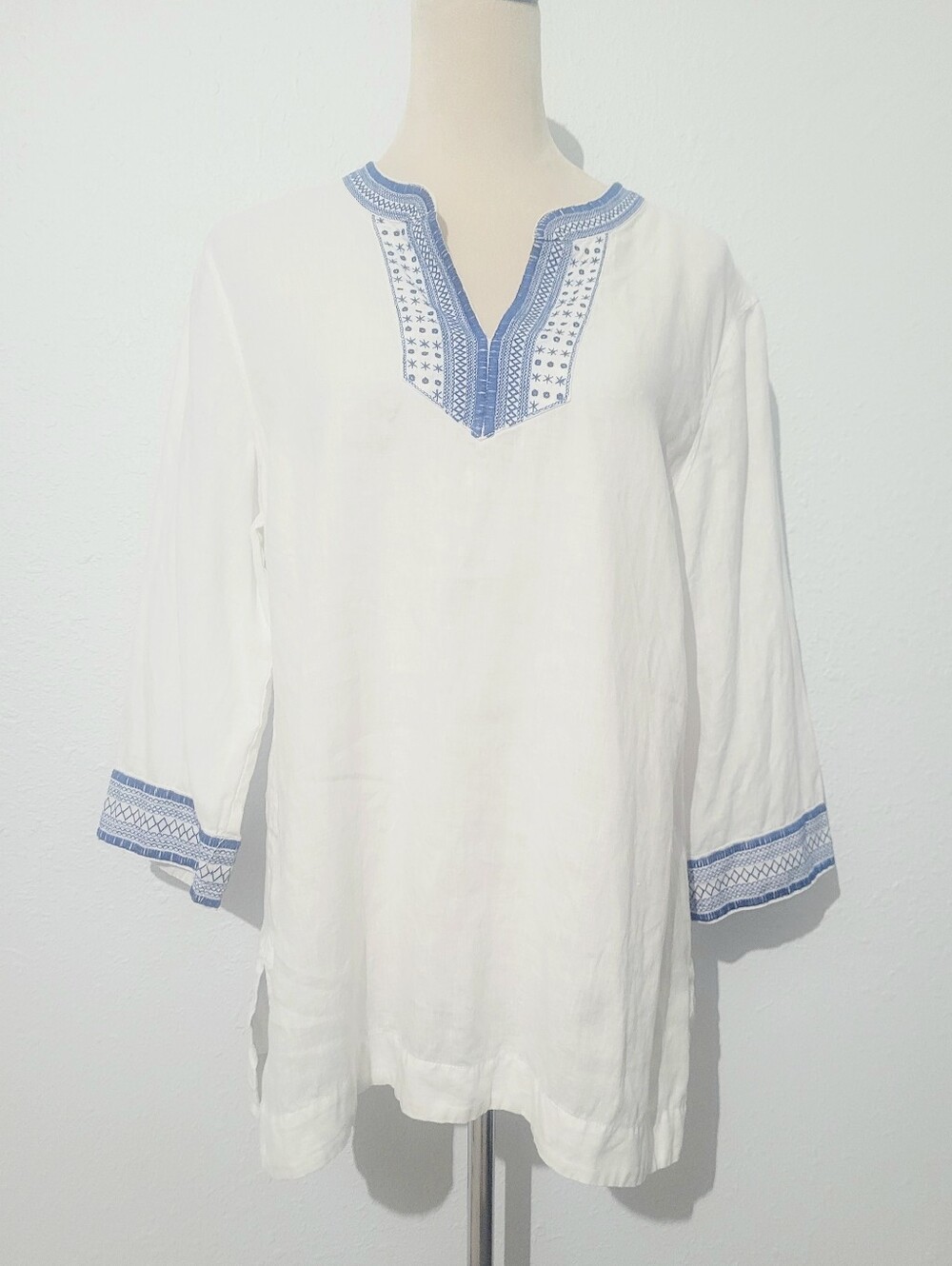 Tommy Bahama 100% Linen Tunic Top Medium White Blue Embroidered Beach Boho - Picture 2 of 12